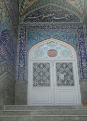 در ورودی مسجد معصومیه گره سازی قوس درب با سپری و شیشه های رنگی