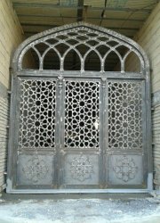 درب سه لنگه بازشو و قوسهای محرابی برای اهواز