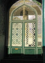 در ورودی مسجد میدان نواب قم