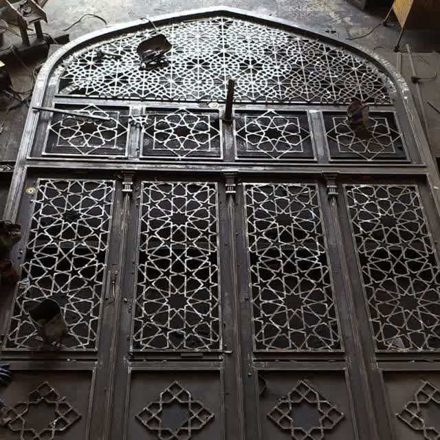 طراحی و ساخت درب چهار لنگه بازشو گره‌چینی شده فلزی
