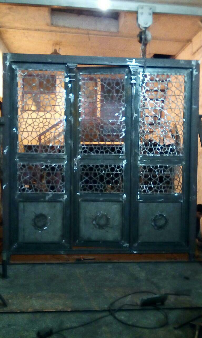 درب سه لنگه بازشو بدون قوس گره سازی شده با چهارپهلوی ۱۲میلیمتری برای اهواز