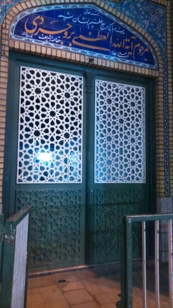 در آهنی گره چینی شده مدرسه آیت الله بروجردی