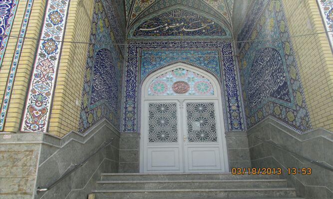 در ورودی مسجد معصومیه گره سازی قوس درب با سپری و شیشه های رنگی