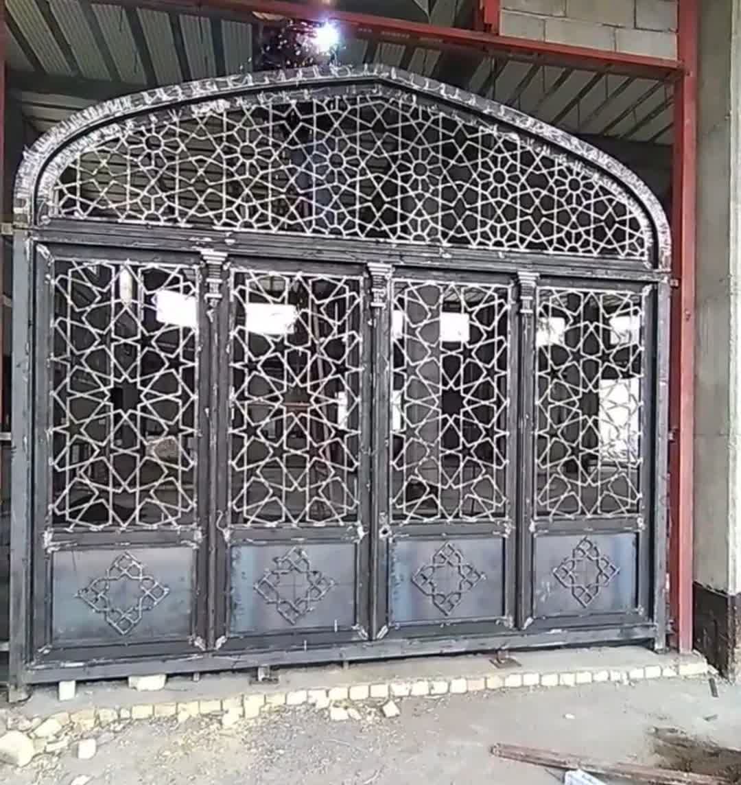 درب چهارلنگه بازشو با گره‌چینی فلزی