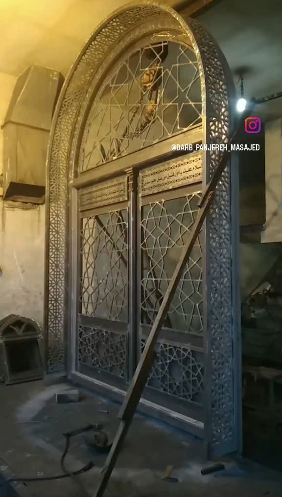 طراحی و ساخت درب قوس‌دار حاشیه‌دار همراه با آرگ دور درب