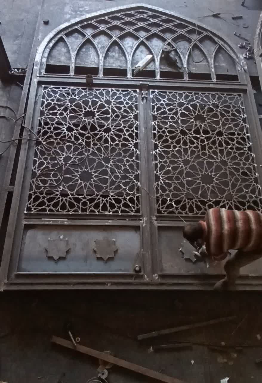 طراحی و ساخت درب دو لنگه گره‌چینی شده فلزی با کتیبه هشت‌هفتی