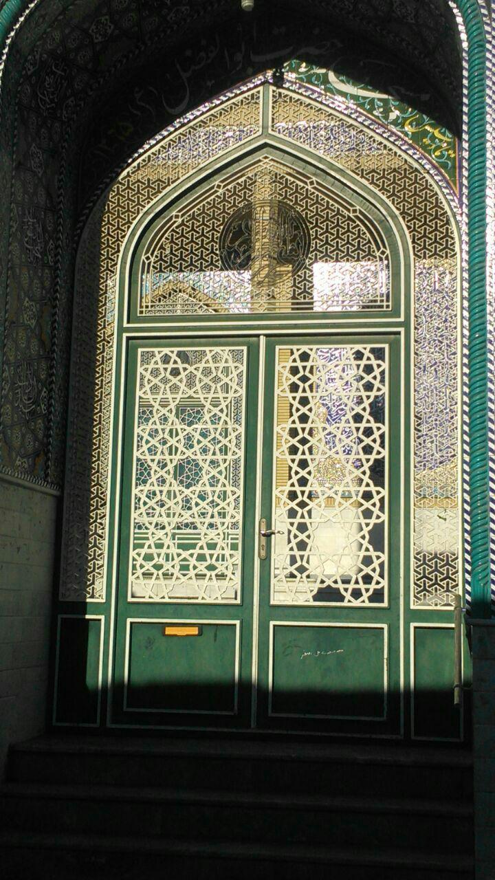 در ورودی مسجد میدان نواب قم