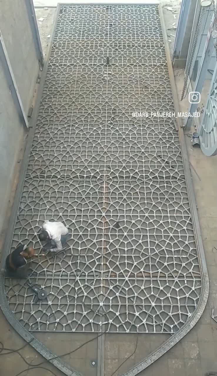 ساخت و نصب بزرگترین پنجره گره چینی شده فلزی کشور