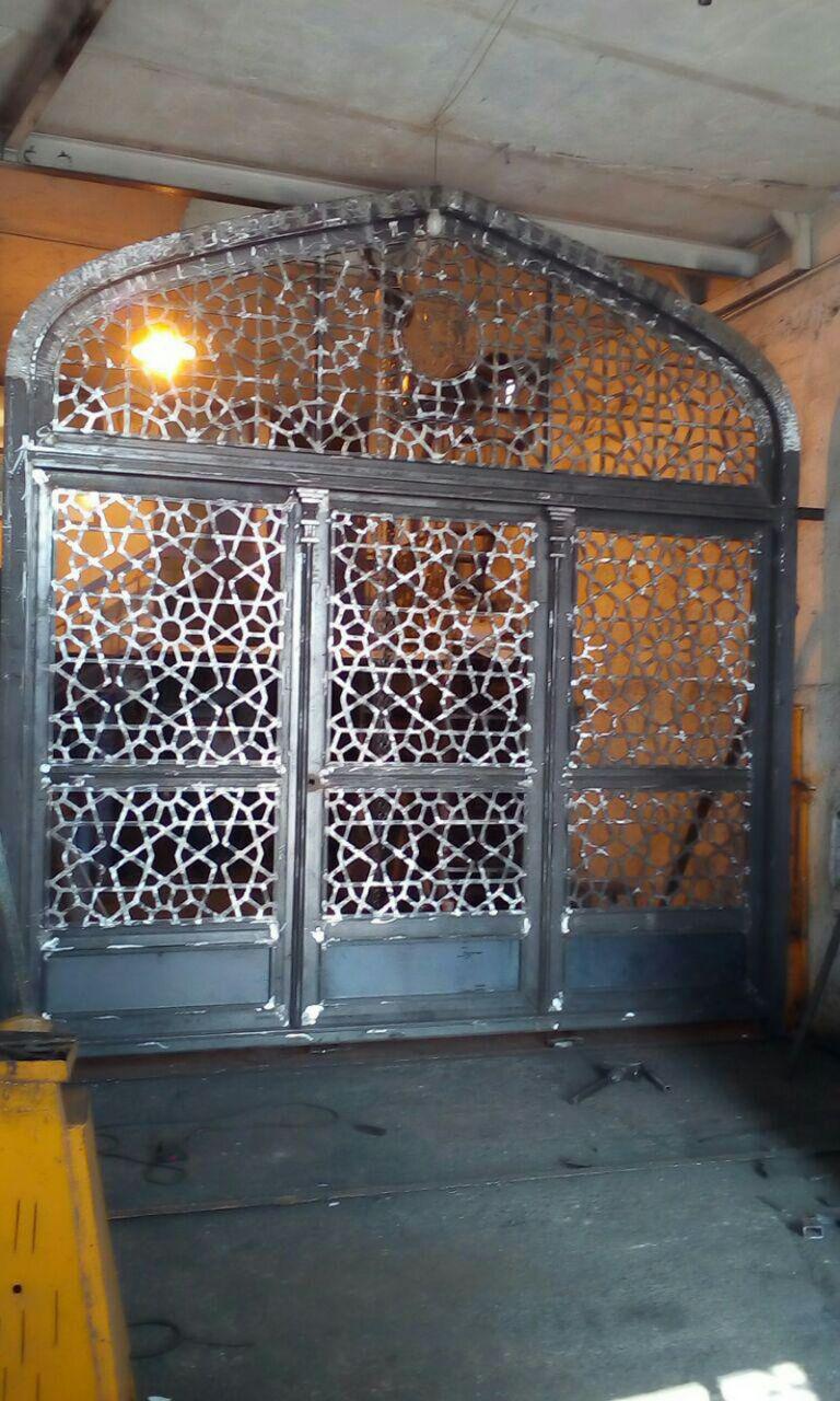 درب سه لنگه بازشو گره سازی شده به ارتفاع ۴ متر و عرض۴ متر مسجد سلمان شهر